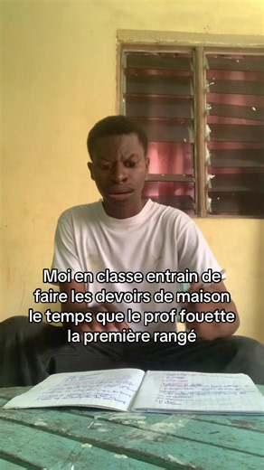 Moi en classe faisant les devoirs pendant que le prof fouette