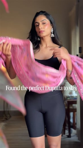 B Himadri🧚🏻‍♀️ on Instagram: "Transition alert!!‼️ [himadri Bhatnagar, transition , viral , wedding outfit inspiration , cocktail dupatta hack , diy skirt , fyp]"