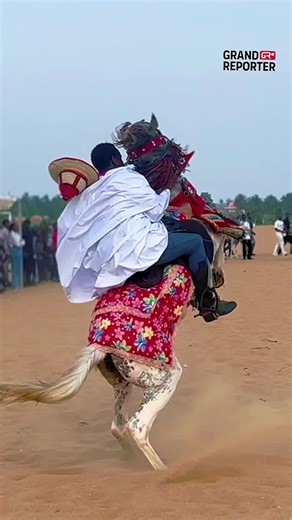 Course de chevaux à la plage de Lomé