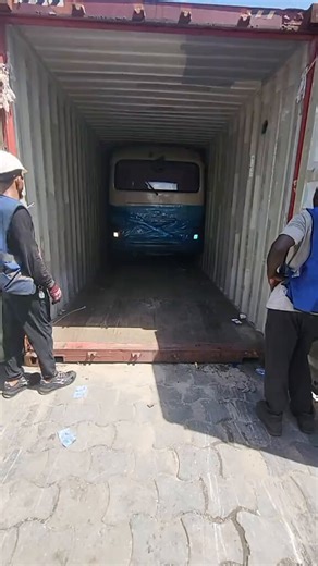 رکو ✋️... لیکن ڈرائیور اندر گیا کیسے؟ کیا یہ گاڑیاں ڈرائیور کو اندر بٹھا کر ہی بھیجی جاتی ہیں؟ 😳