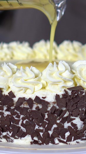 Eierlikörtorte, geht super schnell und ist super lecker 😍 #eierlikörtorte #eierlikör #backen #baking #torte ZUTATEN (Ø 20 cm) Für den Tortenboden: - 5 Eier - 100g Zucker - 1/4 TL Salz - 8g Vanillezucker - 100ml Eierlikör - 100ml Öl - 200g Haselnüsse (gemahlen) - 100g glattes Mehl - 1 TL Backpulver - 100g Schokolade (gerieben= Für die Dekoration: - 400 ml Schlagobers - 2 pkg. Sahnesteif - 1 EL Vanilleextrakt - 100g Schkoladenflocken - 120ml Eierlikör