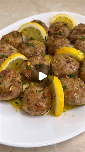 GialloZafferano on Instagram: "E se le polpette le facessimo al limone?? 🍋😍 Fidatevi, sono semplicemente… Mamma mia!! ☄️🤤@giallozafferano @cookingwithbello Ingredienti: -300g macinato di vitello -180g patate lesse -1 uovo -la scorza e il succo di un limone -un ciuffetto di prezzemolo -sale e pepe a piacere -50g farina -60g burro -olio di oliva -rosmarino fresco Procedimento In un mixer frullate le patate con il macinato, l’uovo, la buccia di un limone, il prezzemolo fresco, sale e pepe. Forma