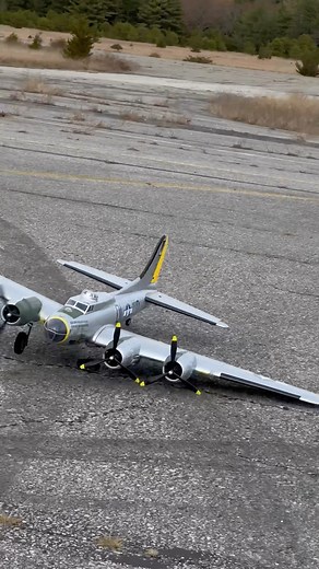 B-17 mechanical FAILURE on landing 🙃 Follow✈️ @jays_rcgarage SUB to my YT - Garage_rc #b17 #rcplane #radiocontrol | Jason Kujan