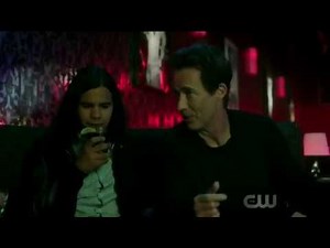 The Flash 3x05 Barry drunk/ Cesile's daughter ''dancing''