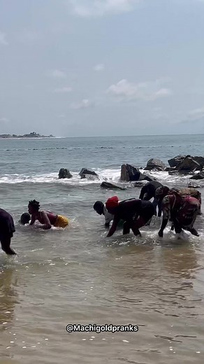 MONEY IN THE BEACH PRANK😂🤣🤣🤣🤣🤣🤣🤣wait for it 😂😂 🎵Song: Ororo by @Samcole Entertainer use the sound!!! #goviral #viral #machigoldpranks #pranks #prank #prankster #discover #trend #trending #fyp #foryou #fypシ #foryoupage #tiktoknaija #tiktoknigeria #tiktokindia #tiktokuk #tiktokusa #dontletthisflop