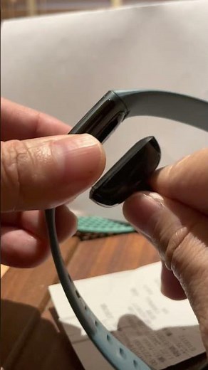 Fitbit Charge 5 keep rebooting and charge from 1% again.
