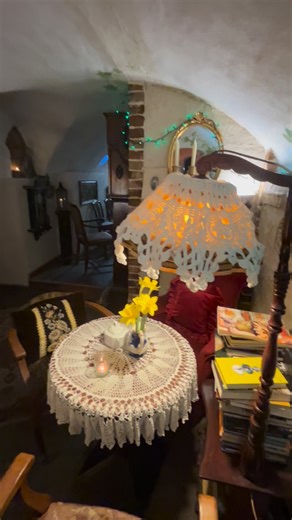 Plumkawka, Tczew on Instagram: "Tylko pół godziny z Gdańska… i trafiasz do innego świata. ⏳✨ Ceglane sklepienia, stare zegary, przedwojenne meble, świeże kwiaty i ciepłe światło. Plumkawka Art Cafe & Wine Bar w Tczewie to miejsce, gdzie popołudnie zamienia się w klimat jak z podróży w czasie do przeszłości. Autorskie kawy, naturalne ciasta i desery, wyselekcjonowane wina, kraftowe piwa i dopracowane drinki. Idealny przystanek na leniwe popołudnie, randkę, spotkanie lub chwilę dla siebie. 🚆 20 m