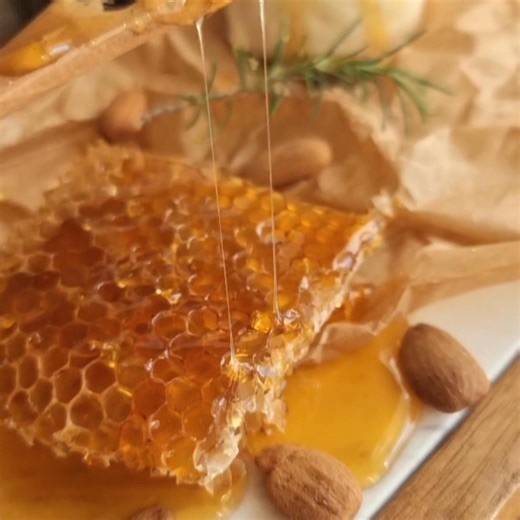 🐝🍯Use mais mel na sua mesa. Fica perfeito com queijo curado...ou mesmo fresco.🍯🐝👇👇👇 quer provar o nosso mel? visite o site https://valledascorujas.pt/shop/ . | Valle das Corujas