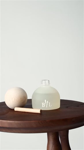 Comment bien utiliser notre nouveau diffuseur à bouchon de bois naturel en 3 étapes simples.✨ Bonne diffusion! 🪻 • How to properly use our new natural wood cap diffuser in 3 simple steps. ✨ Happy diffusing! 🪻 | Bleu Lavande