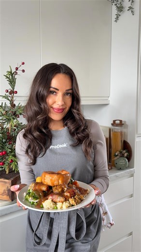 Chloe 🌸 on Instagram: "Christmas Dinner Prep Made Easy - with a few hacks and a little help from @ProCookUK 👩🏻‍🍳✨ ad 🥕 Chop your veg the day before and store them in the ProCook Lock & Fresh Glass Storage Containers - the airtight lids keep everything fresher for longer and make prep super organised. 🥔 Parboil your roasties ahead of time, then roast them on the day in the ProCook Elite Tri-Ply Roasting Tin for that perfect golden crunch and even heat distribution. 🧀 Pre-make your broccoli