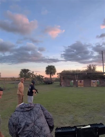 AC TECHNICIAN (HVAC) on Instagram: "A.R 15 movement drills‼️🎯 #greentips #ar15 #sharpshooters #topgun #slightwork 😎"