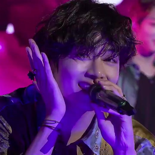 3.6K views · 245 reactions | taehyung switching from sultry seductive to boxy smile cutiepie because he got so shy by armys cheers  ctto  | BTS International Chinggus2 | Facebook