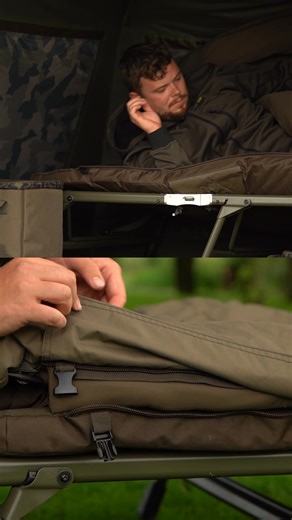 Der Name sagt schon alles🔎 Seit Jahren setzen die Avid Benchmark Liegen den Standard für den bequemsten Schlaf am Ufer – und die Benchmark Ultra-Series Systeme bauen diesen Ruf noch weiter aus. Verbesserte LevelTech-Beine, eine optimierte TLS-Lendenwirbelstütze, stärkere CNC-Scharniere und unsere legendäre Memory-Schaum-Matratze bilden zusammen das ultimative Schlafsystem für den Angelplatz, das dir 365 Tage im Jahr einen guten Schlaf garantiert! Komfort, Langlebigkeit und intelligentes Design 