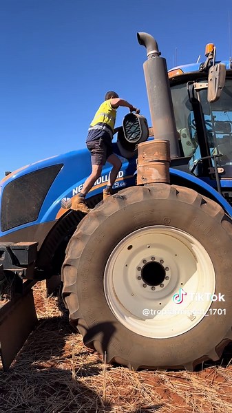Josh changing those air filters. Definitely needed with the amount of dust being produced due to dry weather conditions. #australianoutback #farmlife #seeding2025 #maintenanceman #mullewa #dryseeding