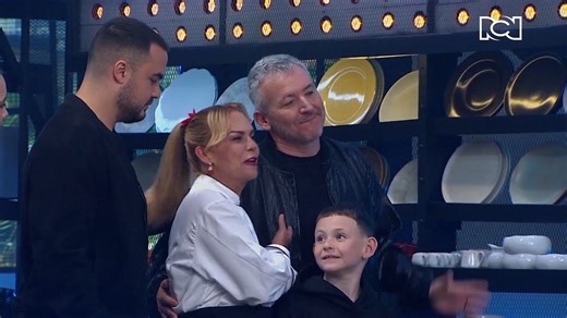 Claudia Bahamón le da la bienvenida a #MasterChefCelebrity a la familia de Carolina Sabino, sus dos hijos y su esposo, personas que para ella son la gran inspiración para haber llegado a la final y haber lograr grandes platos inspirados en su casa de nacimiento y la que la adoptó, es decir, Ecuador. 🥰😘#MasterChefCelebrityColombia | Canal RCN