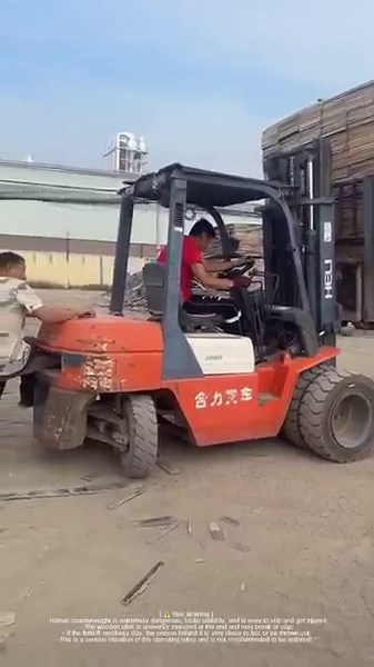 Forklift counterweight relies on people sitting on it? This operation is amazing!