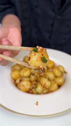 Buse Zeynep on Instagram: "Patates Noodle 🍝 Spicy Potato Noodle English⬇️ Malzemeler: • 3 haşlanmış patates • 100 gr nişasta • Az sıvı yağ • 2 yemek kaşığı sıcak yağ • Pul biber, soya sosu, sarımsak, susam, yeşil soğan Yapılışı: Patates, nişasta ve biraz yağ ile hamur yoğur. Küçük parçalar koparıp yuvarla, çubukla ortasına bastır. Kaynar suda haşla. Üzerine sıcak yağ, pul biber, sarımsak, soya sosu, susam ve yeşil soğanla hazırladığın sosu dök, karıştır. Afiyet olsun! ⬇️ Ingredients: • 3 boiled