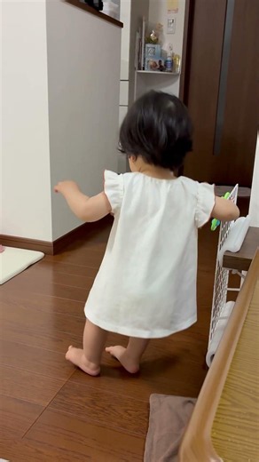 歩く練習をするゆなちゃん