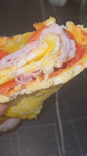 La piadina proteica fatta con uova e fiocchi di latte è una ricetta perfetta per chi desidera un pasto sano, ricco di proteine e nutriente, ma senza rinunciare al gusto. 👉 È perfetta per chi cerca un’alternativa alla tradizionale piadina fatta con farina, inoltre potete farcirla a vostro piacimento. - Preparazione: 5 minuti - Cottura: 20-25 minuti - Totale: 30 minuti - Porzioni: 1 - Calorie: 310 a piadina Ingredienti ✅ 2 uova ✅ 100 gr di fiocchi di latte ✅ Sale q.b. ✅ Spezie a piacere (pepe ner