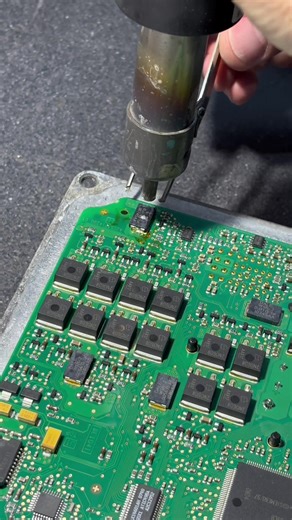 🔧 RÉPARATION CALCULATEUR MOTEUR – ÉTAPE PAR ÉTAPE 🔧 Dans cette vidéo, je vous montre comment diagnostiquer et réparer un calculateur moteur (ECU) défectueux. De l'ouverture du boîtier à la soudure des composants électroniques, vous verrez toutes les étapes en détail. Contact : 06 22 49 45 04 #pourtoii #fyp #automobile #ecu