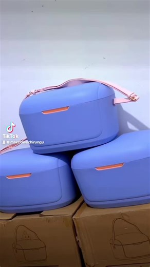 Maswera sei varungu ma cooler enyu asara mashoma , kwasara 1 Color light blue ine baby pink belt. Mutengo waderera zva manje manje chete from $45 to $38 chete varungu Location Greencroft