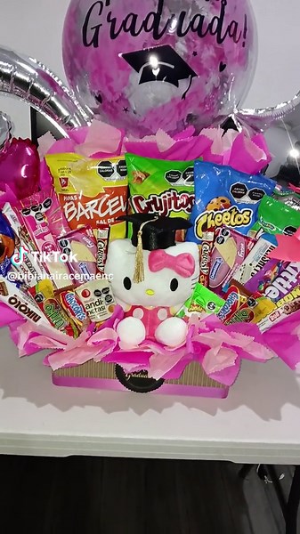 Arreglo Kitty Graduada para Celebrar las Graduaciones del 2024