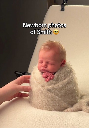 12 days of baby Smith 🥹🥹 look how cute he looks omg!!!! I literally need to learn how to swaddle like the photographer bc it’s perfection! We had Summit get into some of these pictures bc I know these Irish twin babies are going to be so close growing up!♥️ #irishtwins #newbornphotoshoot