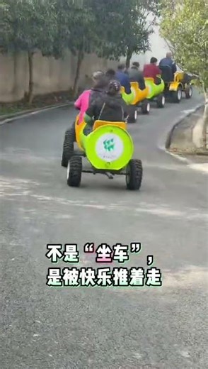 Look closely at the back—it's not walking, it's undulating.注意看后面，它不是在走路，它在“起伏”