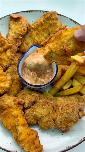 Copycat KFC Kentucky Gold szósz Hozzávalók: majonéz ketchup barbeque szósz Worcester szósz méz tört chili szárított snidling fokhagyma por Elkészítés: A videóban látható arányokkal minden hozzávalót jól összekeverek. #KFC #kentuckygold #csirke #csirkemell | Némethné Pogrányi Zsuzsanna •Főzés•DIY•Mindennapok•