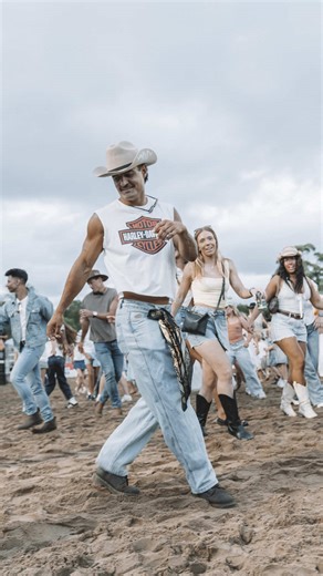 🤠 THIS IS WILDDDD 12 months ago we had our first ever line dancing in the arena at @J & J Rodeo Byron Bay rodeo & we had about 20 people in the arena. This year we opened the gates again and had the arena at full capacity... just wild.