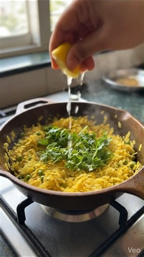 Mumbai Style Kanda Poha😍 | 5 Min Breakfast Recipe #foodshorts #recipe #poha #kandapoha #shorts #feed
