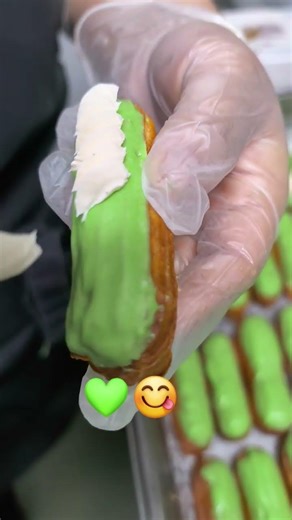 Classic technique ✨pistachio éclair filling💚#shorts #eclair #dessertgoals #garnish #pipingideas