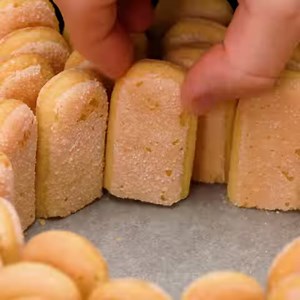 2.5M views · 8K reactions | Oubliez les recettes difficiles ! Un dessert sans cuisson, que même les enfants peuvent réaliser ! Ingredientes: lait: 200 ml boudoirs: 300 g oeufs: 2 pc sucre: 100 g citron: 1 pc fécule de maïs: 50 g lait: 500 ml chocolat blanc: 80 g La boisson: cacao: 10 g sucre: 10 g café: 80 ml lait chaud: 70 ml crème fouettée: 50 ml lait concentré: 10 g mascarpone: 30 g essence de vanille: 5 ml cacao: 5 g boudoirs: 1 pc | Cookrate - France | Facebook