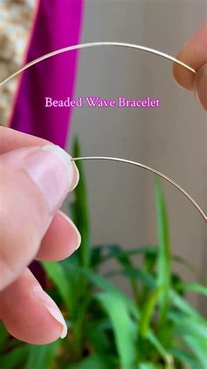 Wirewrapping Post on Instagram: "@abbeyroadcollection Here’s a sneak peek at a tutorial that I’m working on! What do you think? ☺️ For those of you ready to give this technique a try, I still need to calculate the wire length (totally forgot to write it down) but I would recommend tripling your wrist size to start. Leave some ✨✨ in the comments if you want to be alerted when the full tutorial comes out on my YouTube channel Abbey Road Creations 💖 #diy #diyjewelry #jewelrymakers #jewelrymaking #