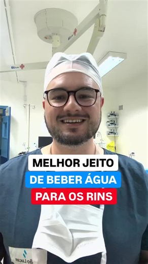 Receitas Fit Fáceis 🌱🥦🥩 on Instagram: "A forma como você bebe água importa para a saúde dos rins. Beber tudo de uma vez faz o rim eliminar rápido, o corpo perde parte do benefício e a hidratação não sustenta o dia. Como beber água do jeito certo 1. Distribuir ao longo do dia. 2. Observar a cor da urina, clara é melhor. 3. Ir ao banheiro pelo menos seis vezes ao dia. Esses três pontos ajudam o rim a trabalhar no ritmo certo. 👉 Salve esta lista e compartilhe com quem vive “esquecendo”