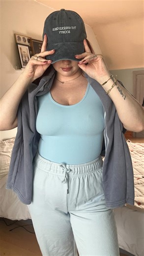 Aoibhinn Fitz on Instagram: "AD/ styling my fav @theanxiousgirlssociety accessories ✌🏻✌🏻i’ll talk to the boss and see can i get a discount code 😉 🏷️ styling, what to wear , baseball hats"