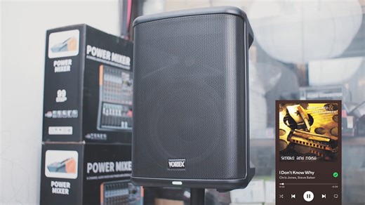 รีวิว Vortex Travel 8 แบบเน้น ๆ ตัวนี้จัดว่ามาในขนาดพกพาสะดวก ฟังก์ชันครบเครื่อง ใช้งานได้อเนกประสงค์ สมชื่อรุ่น travel พร้อมออกเดินทางเพื่อสร้างความบันเทิงในทุกโอกาส . ตู้ลำโพงไซส์จิ๋ว 8 นิ้ว มาพร้อมชุด mixer 3 channel รองรับอุปกรณ์ ไมค์, Line, เครื่องดนตรี มี Bluetooth 5.0 พร้อมฟังก์ชัน TWS เอาไปใช้ได้ทุกงานกิจกรรม ร้องเพลง เล่นดนตรีโฟล์คไหว สบายมากครับ แถมมีแบตในตัวใช้งาน 4 - 6 ชั่วโมงยาว ๆ 👍 . บอดี้พลาสติก ABS น้ำหนักเบา ทนทาน ด้านหน้ามีตะแกรงเหล็ก ด้านบนมีมือจับพกพา เสียบขาตั้งได้ มีปุ่มยึ