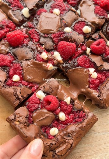 Raspberry Brownies 🍫 Gooey, fudgy with juicy raspberries and melty chocolate chunks (Full recipe on my blog / YouTube — link in bio ✨) #raspberry #brownies #baking #recipe #valentinesday