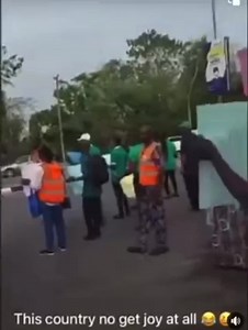 (VIDEEO) Man Organises Music Program With His Band In Front Of Fidelity Bank After They Allegedly Debited Him Wrongly And Refused To Refund.🤸🤣🤣 | Ivy Page