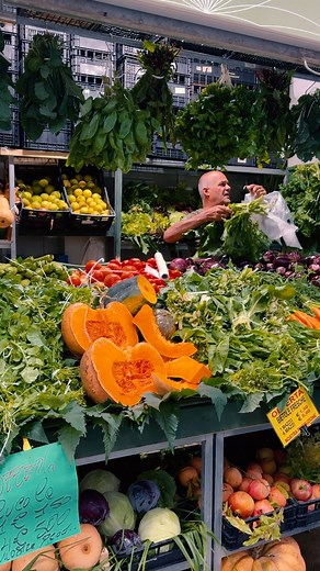 A Cagliari ogni quartiere ha un ritmo diverso, e basta cambiare zona per ritrovarsi immersi in un’altra atmosfera. I luoghi più familiari si intrecciano con gli sguardi di chi la vive ogni giorno e di chi la visita con curiosità. 🗺️📍😊 Si parte dal centro storico, si passa dal mercato di San Benedetto per fare scorta di prodotti stagionali, si ritrova un po’ di quiete al Parco di Monte Claro, e poi si raggiunge l’immancabile Poetto, dove anche al mattino presto gli atleti più temerari hanno gi