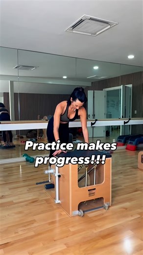 This deserves a permanent place on my feed! This is what 2 years of consistency looks like with Pilates training. The first time I tried this move, Lunge forward on the wunda chair I needed the handles to help with balance. Even then I was soooo wobbly, constantly felt like I was going to be shot forward and off the chair & I would get frustrated so fast. Today I performed the move with complete control, no assist, feeling every muscle engage, working together. Not every day is about the estheti
