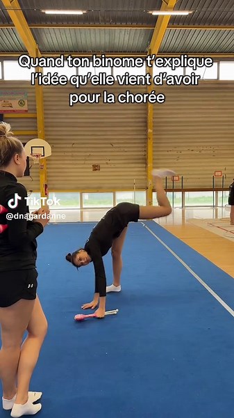 Explication claire en duo de gymnastique rythmique