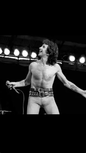 9 julio 1946. Nace Bon Scott, cantante de uno de los grandes grupos de la Historia del rock, AC/DC. Scott comenzó su carrera musical en la década de los 60 en bandas como The Spektors y The Valentines. Sin embargo, su éxito llegó cuando se unió a AC/DC en 1974, reemplazando al vocalista original Dave Evans. Durante su tiempo con AC/DC, Scott grabó varios álbumes clásicos de la Historia del Rock, incluyendo High Voltage, Highway to Hell y Dirty Deeds Done Dirt Cheap. Desgraciadamente, el 19 de fe