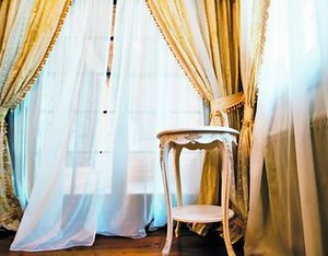 Cum sa alegi draperiile pentru un dormitor romantic