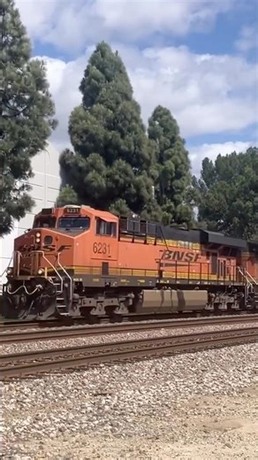 Westbound BNSF intermodal passes Santa Fe Springs #train #bnsf