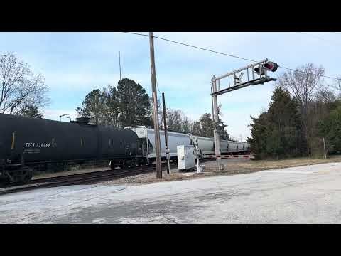 CSX 4546 leading a MAC Duo on M693 as they pass oak st on 12-9-25