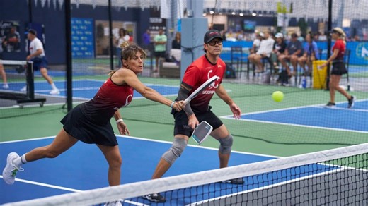 When to use a two-handed vs. one-handed backhand volley in pickleball
