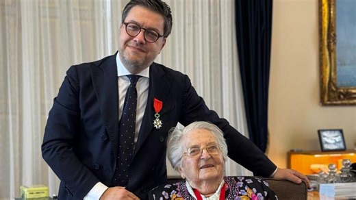 Légion d'honneur : le maire de Marseille Benoît Payan décoré par l'ancienne déportée Denise Toros-Marter