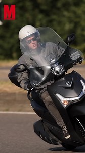 36 reactions |  SYM HD 300: urban way a ruota alta Nato per il commuting urbano, il pezzo forte del SYM HD 300 è la capacità di carico: il vano sottosella con i suoi 38 litri è il più capiente per la categoria; può ospitare un casco integrale oppure due jet, oltre ad altri oggetti come guanti e l’antipioggia; il bauletto e il parabrezza sono di serie. Guarda la prova completa sul nostro canale YouTube ➡ https://youtu.be/TkRgb3iiLeY | Motociclismo | Facebook