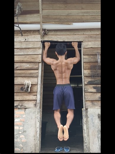 latihan hari ini: Standing behind the neck press & pull up. 1.Standing behind the neck press:Latihan yang berfokus untuk melatih otot bahu bagian samping (Medial deltoid), bahu bagian belakang (Rear deltoid), dan Trapezius atas, 2.pull up: latihan yang berfokus pada Otot rangka belakang yang meliputi Trapezius atas, latissimus Dorsi(lebar/bawah), Rhomboid(belikat), Erector spina(tulang belakang), serta levator scapulae. selamat mencoba bagi teman-teman yang sering mengalami nyeri saat melakukan 